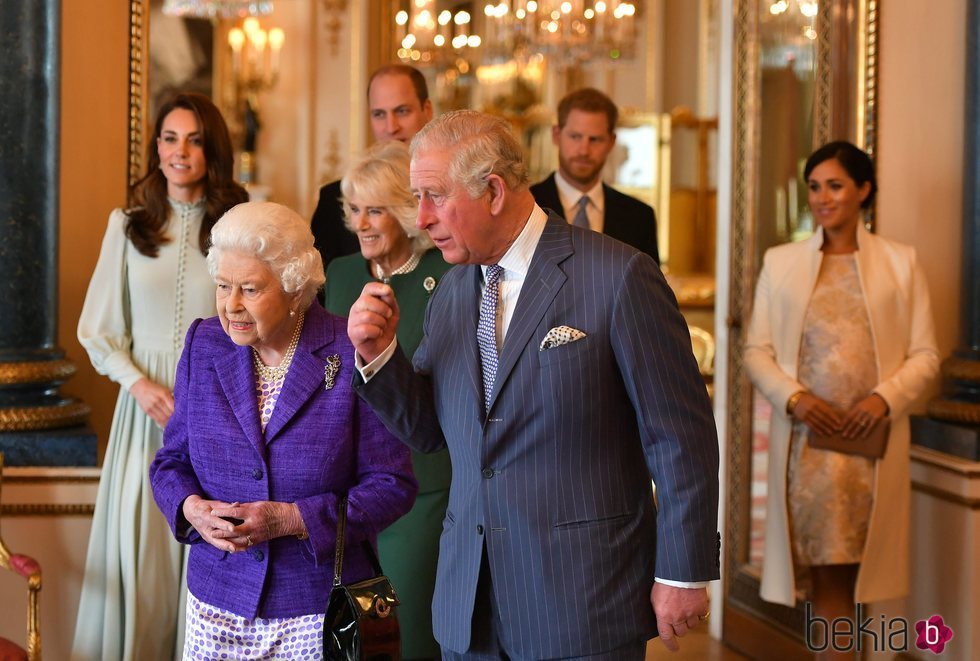 La Reina Isabel, el Príncipe Carlos, Camilla Parker, los Duques de Cambridge y los Duques de Sussex en el homenaje al Príncipe de Gales