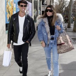 Daniel Illescas y Laura Matamoros paseando juntos por las calles de Madrid