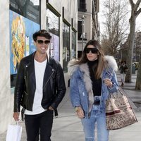 Daniel Illescas y Laura Matamoros paseando juntos por las calles de Madrid