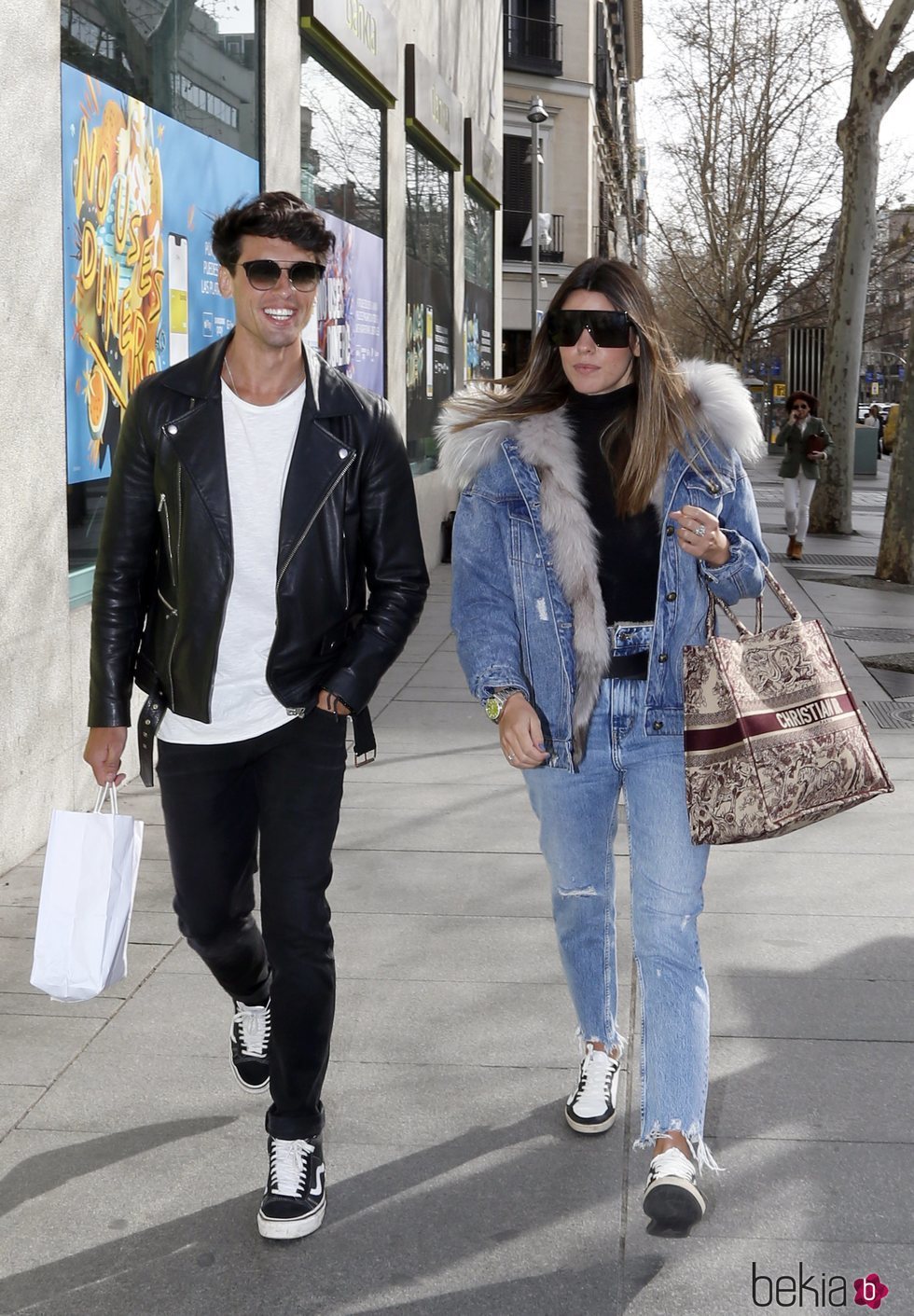 Daniel Illescas y Laura Matamoros paseando juntos por las calles de Madrid