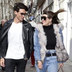 Laura Matamoros y Daniel Illescas paseando por las calles de Madrid