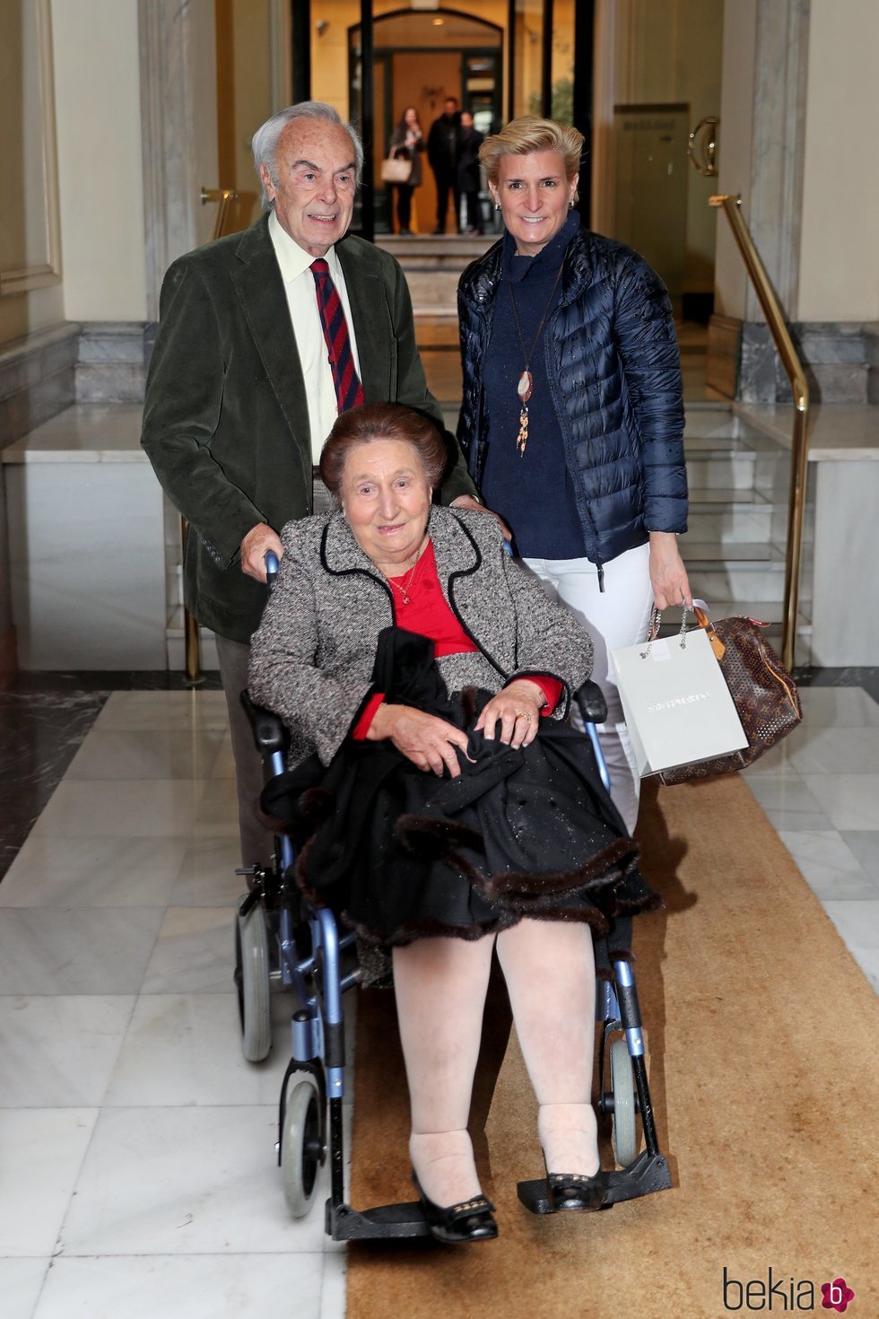 La Infanta Margarita con Carlos Zurita y su hija María Zurita en su 80 cumpleaños