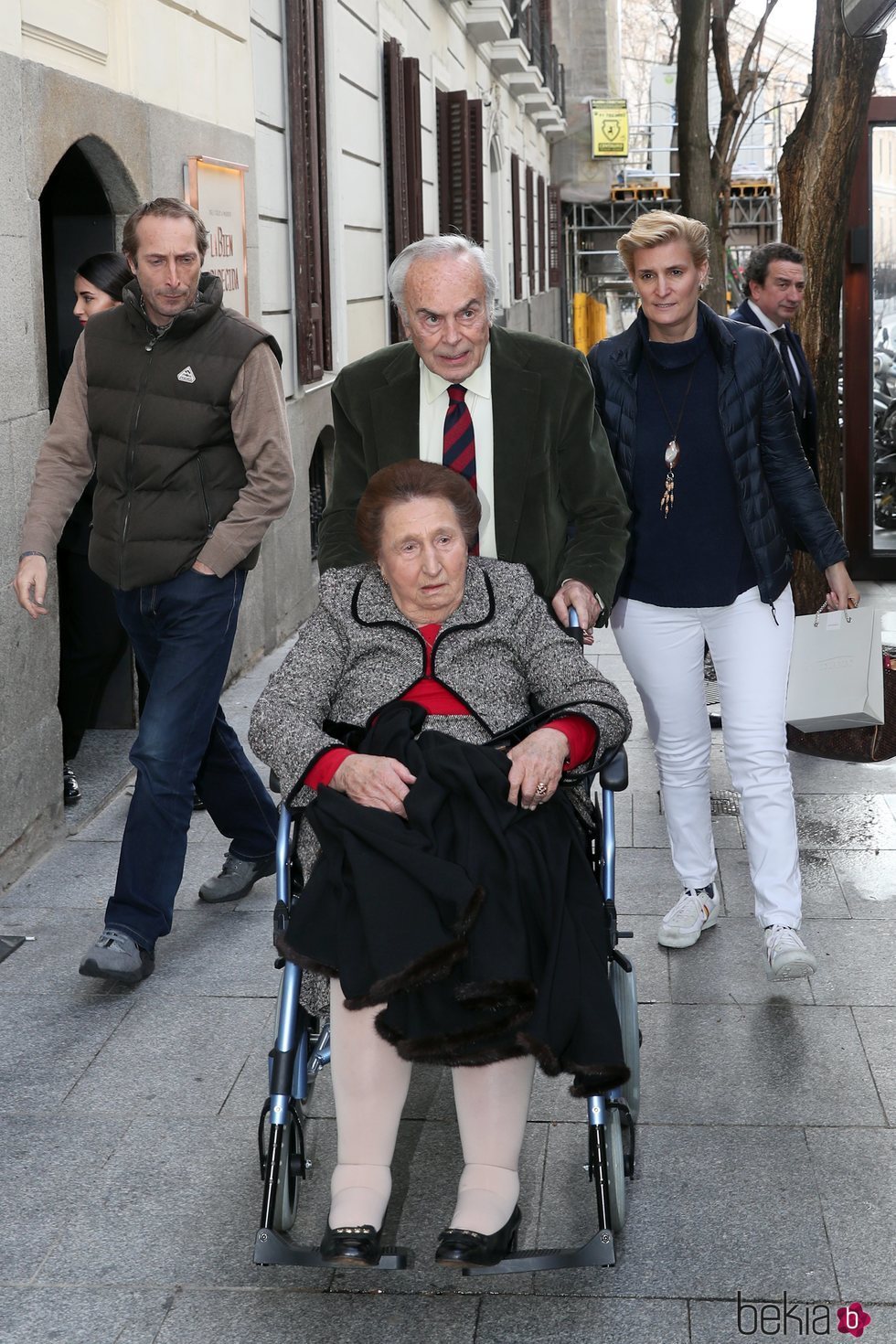 La Infanta Margarita con Carlos Zurita y sus hijos Alfonso y María Zurita en su 80 cumpleaños