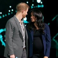 El Príncipe Harry mirando con ternura a Meghan Markle en el WE Day