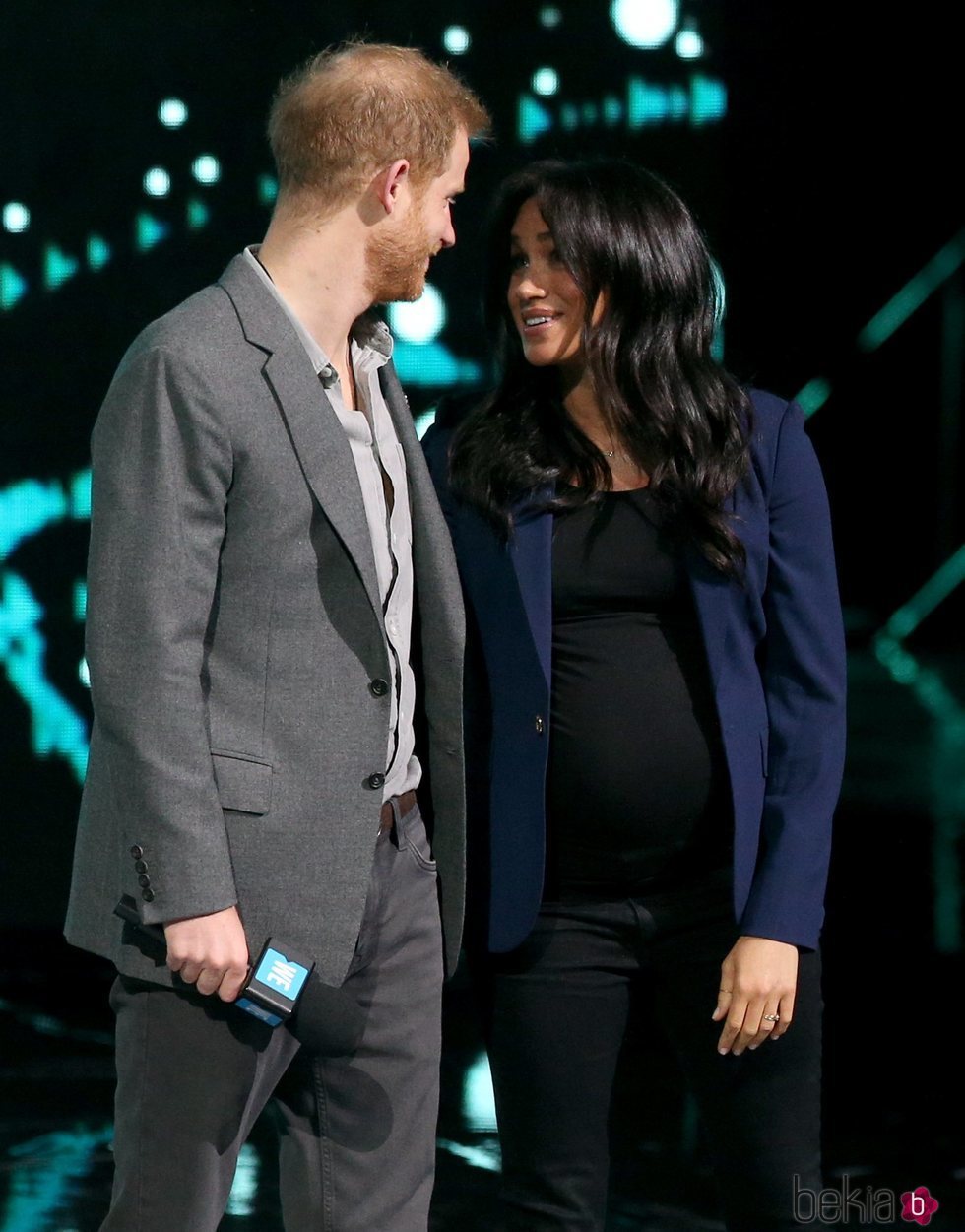 El Príncipe Harry mirando con ternura a Meghan Markle en el WE Day