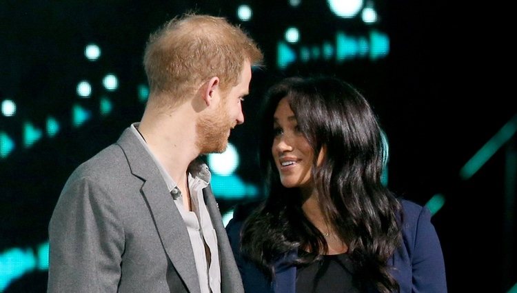 El Príncipe Harry mirando con ternura a Meghan Markle en el WE Day