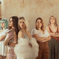 Lucía y Natalia Gil, Marina Jade, Erika Yasmina y demás mujeres en el videoclip de #LOQUEESNUESTRO