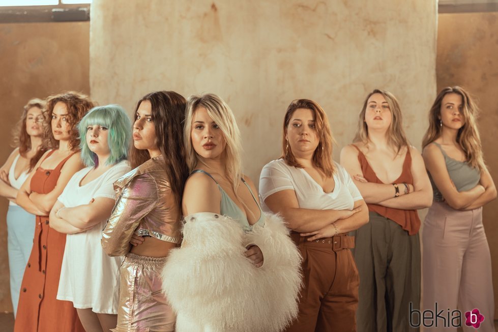 Lucía y Natalia Gil, Marina Jade, Erika Yasmina y demás mujeres en el videoclip de #LOQUEESNUESTRO