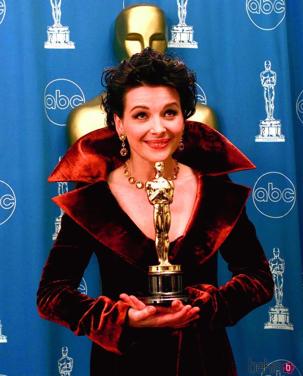 Juliette Binoche con el Oscar a Mejor Actriz por 'El Paciente inglés'