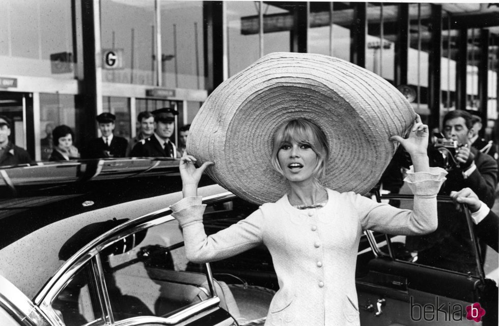 Brigitte Bardot paseando por las calles de París en 1965