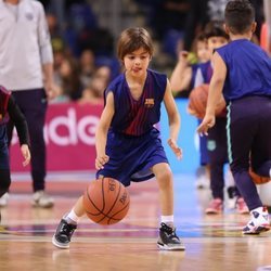 Milan Piqué jugando con una pelota de baloncesto