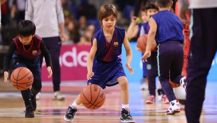 Milan Piqué jugando con una pelota de baloncesto