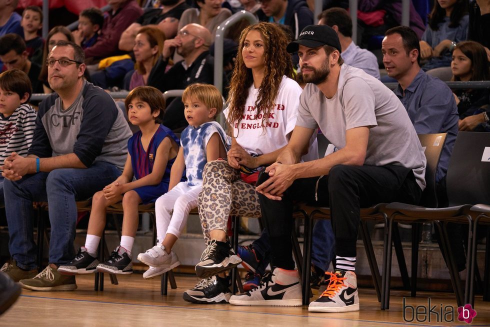 Shakira y Gerard Pique con sus hijos viendo un partido de baloncesto