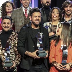 Pablo López posa con su premio Canal Fiesta