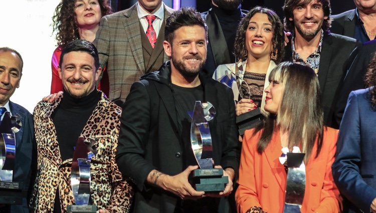 Pablo López posa con su premio Canal Fiesta