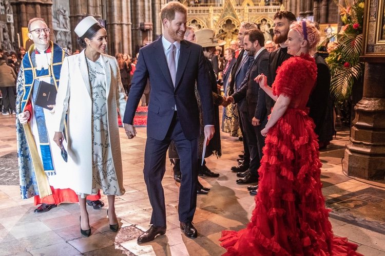 El Príncipe Harry y Meghan Markle con Grace Chatto de Clean Bandit en el Día de la Commonwealth 2019