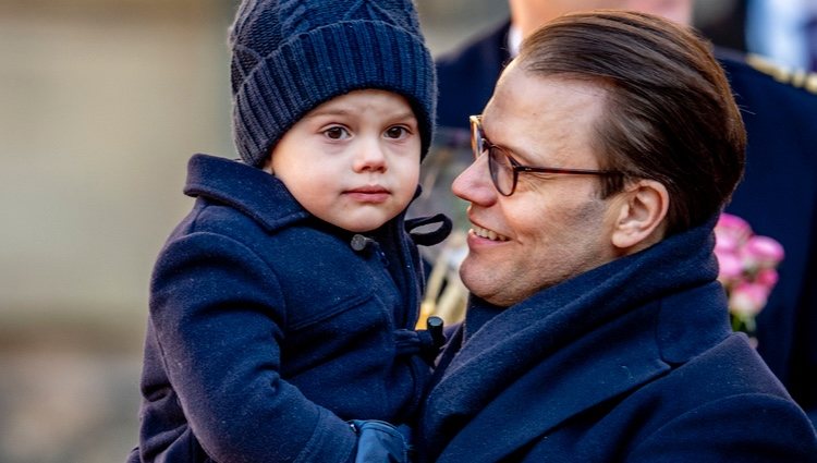 Daniel de Suecia con su hijo Oscar en el Día del Nombre en honor a Victoria de Suecia