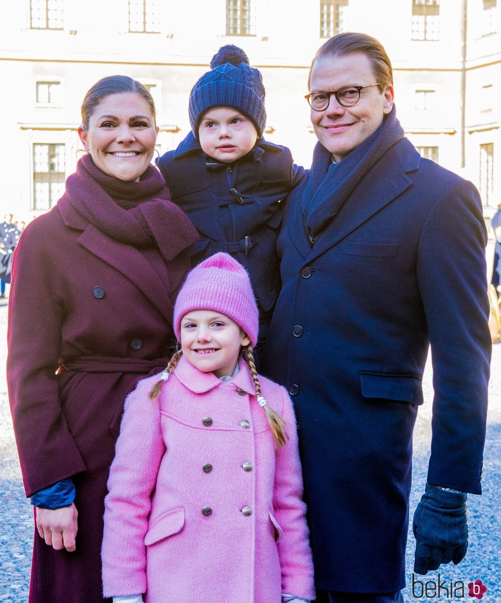 Victoria y Daniel de Suecia con sus hijos Estela y Oscar en el Día del Nombre en honor a Victoria de Suecia