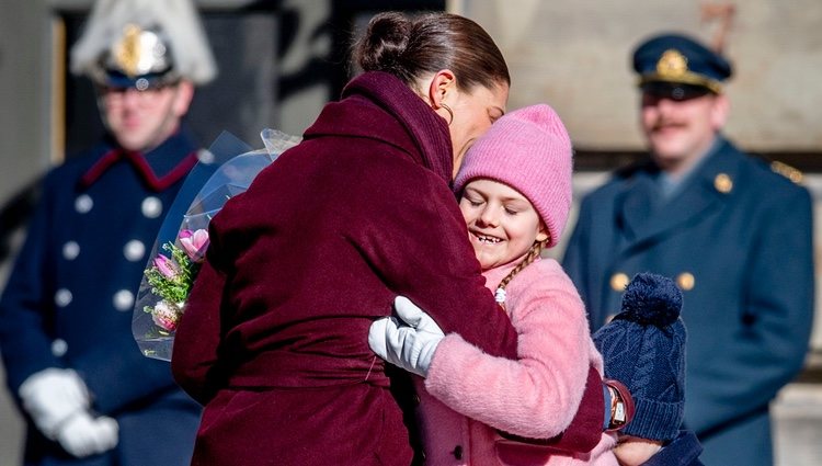 Victoria de Suecia y su hija Estela se abrazan en el Día del Nombre en honor a Victoria de Suecia