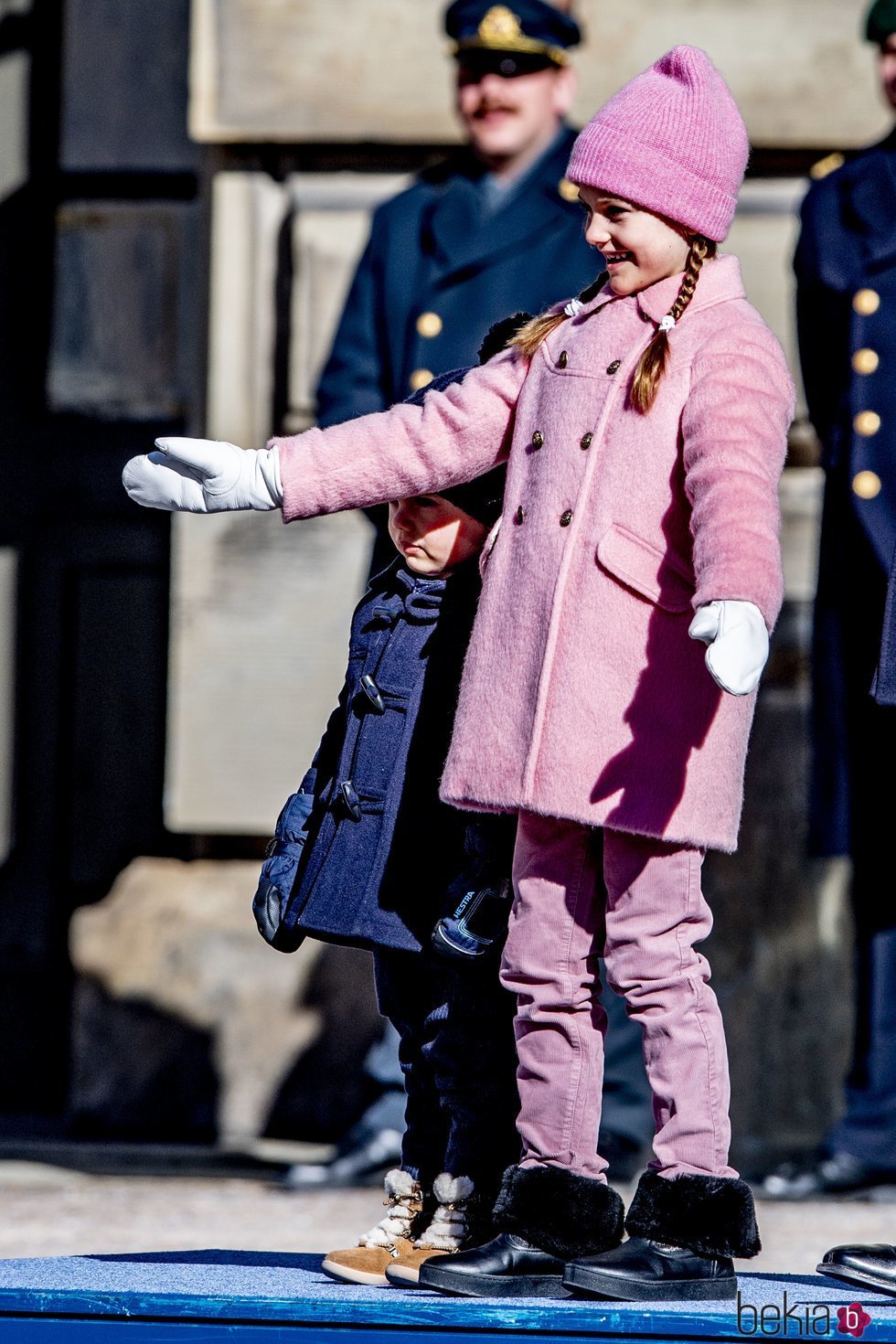 Estela de Suecia, muy simpática junto a Oscar de Suecia en el Día del Nombre en honor a Victoria de Suecia