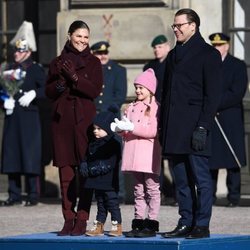 Victoria y Daniel de Suecia con la Princesa Estela y el Príncipe Oscar en el Día del Nombre en honor a Victoria de Suecia