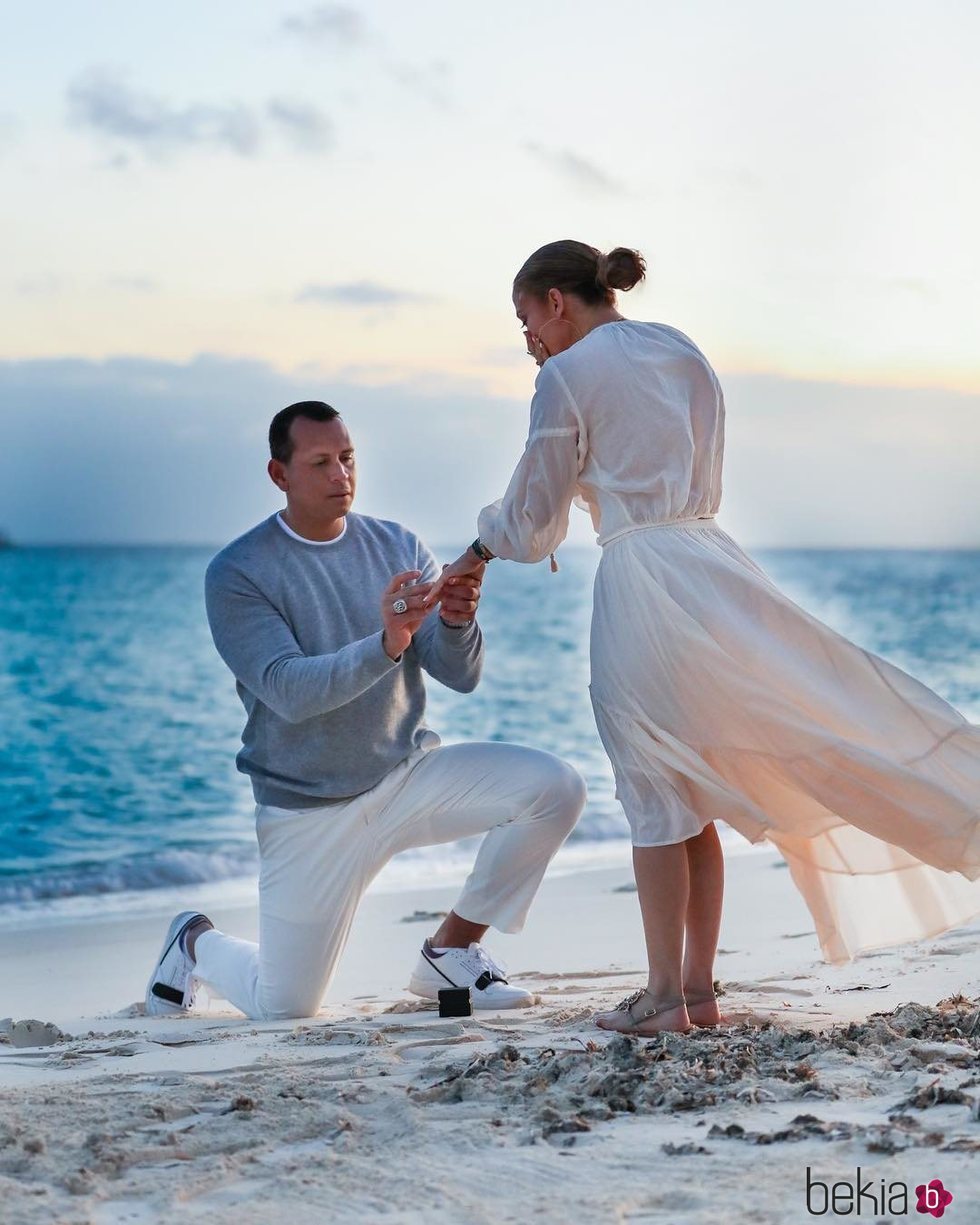 Alex Rodríguez pidiendo matrimonio a Jennifer Lopez en una playa de Bahamas