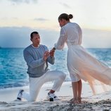 Alex Rodríguez pidiendo matrimonio a Jennifer Lopez en una playa de Bahamas