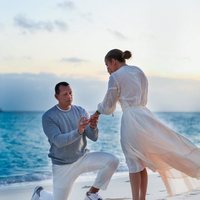 Alex Rodríguez pidiendo matrimonio a Jennifer Lopez en una playa de Bahamas