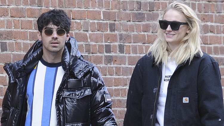 Joe Jonas y Sophie Turner en una comida familiar en NY