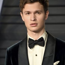 Ansel Elgort en la Gala de los Óscar de 2018