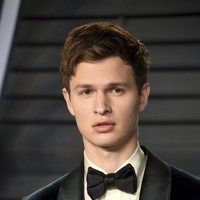 Ansel Elgort en la Gala de los Óscar de 2018