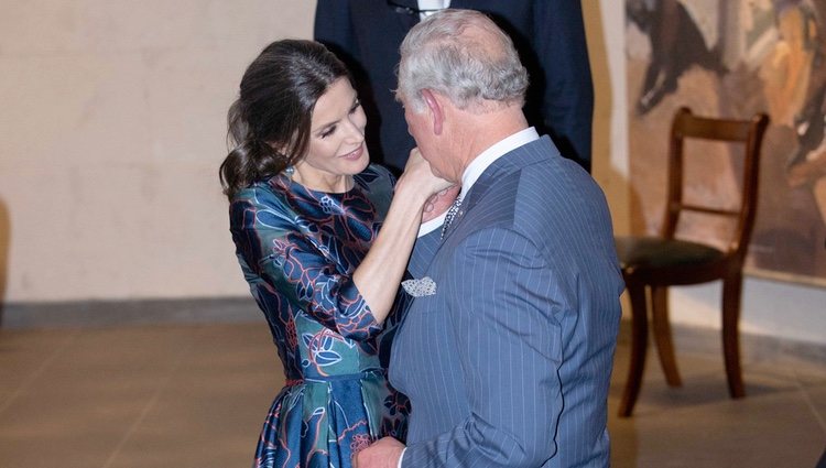 La Reina Letizia y el Príncipe Carlos saludándose con mucho cariño en la inauguración de la Exposición 'Sorolla: Spanish Master of Light'