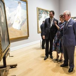 La Reina Letizia y el Príncipe Carlos ante un retrato de la Princesa Beatriz en la inauguración de la Exposición 'Sorolla: Spanish Master of Light'