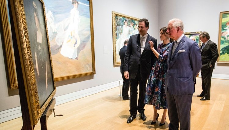 La Reina Letizia y el Príncipe Carlos ante un retrato de la Princesa Beatriz en la inauguración de la Exposición 'Sorolla: Spanish Master of Light'