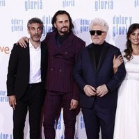 Leonardo Sbaraglia, Penélope Cruz, Pedro Almodóvar, Antonio Banderas y Asier Exteandía en la alfombra roja de 'Dolor y gloria'