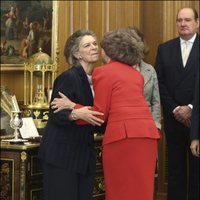 La Reina Sofía besa a la Princesa Irene de Grecia durante una audiencia en Zarzuela