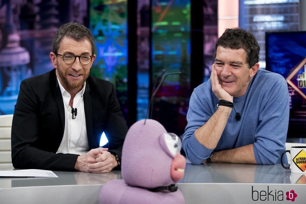 Antonio Banderas con Pablo Motos en 'El Hormiguero' presentando 'Dolor y gloria'