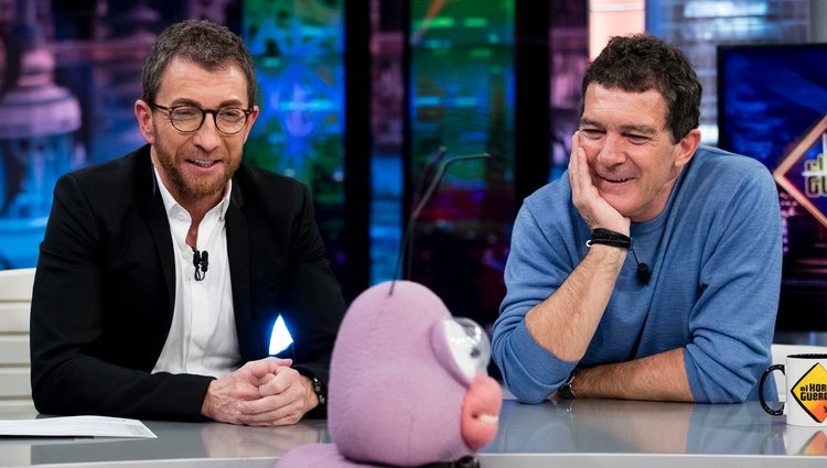 Antonio Banderas con Pablo Motos en 'El Hormiguero' presentando 'Dolor y gloria'