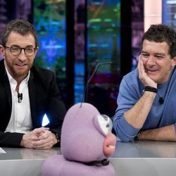 Antonio Banderas con Pablo Motos en 'El Hormiguero' presentando 'Dolor y gloria'