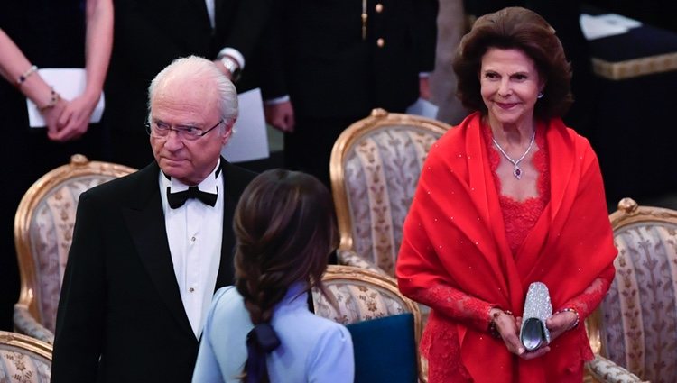 Silvia de Suecia dedica una mirada cómplice a Sofia Hellqvist en presencia de Carlos Gustavo de Suecia