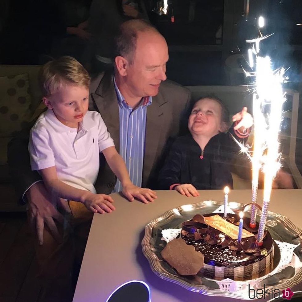 Alberto de Mónaco celebra su 61 cumpleaños con sus hijos Jacques y Gabriella