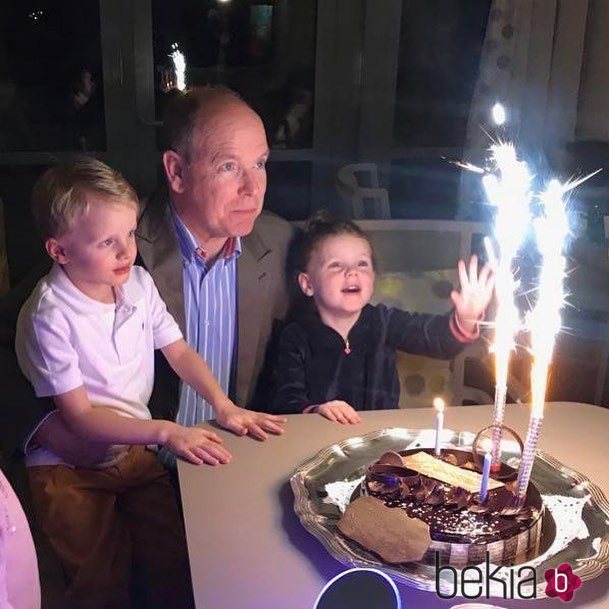 Gabriella de Mónaco, emocionada junto a Alberto de Mónaco y Jacques de Mónaco en la celebración del 61 cumpleaños de su padre