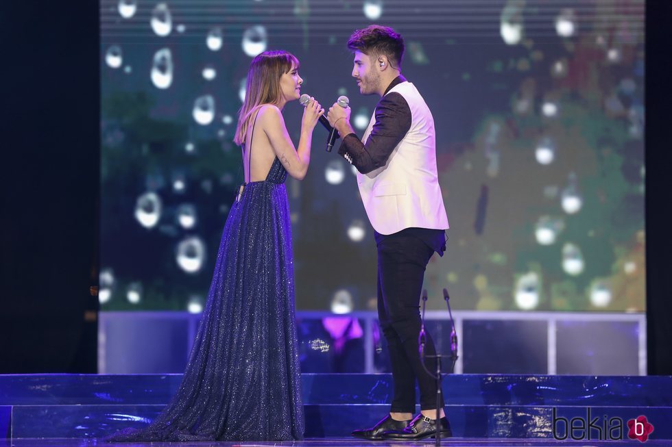 Aitana Ocaña y Antonio José cantando en los Premios Cadena Dial 2019