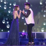 Aitana Ocaña y Antonio José cantando en los Premios Cadena Dial 2019