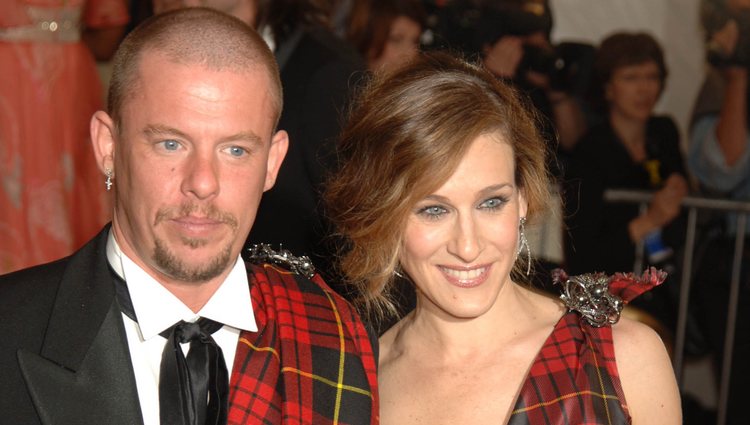 Alexander McQueen y Sarah Jessica Parker en la gala del Met 2006