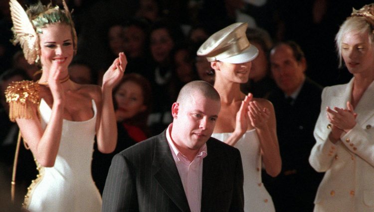 Alexander McQueen en el desfile Alta Costura primavera/verano 1997 de Givenchy