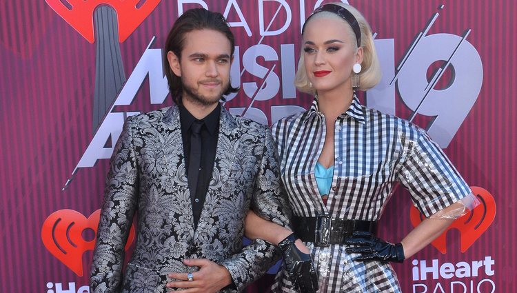 Katy Perry y Zedd durante los premios iHeartRadio Awards 2019