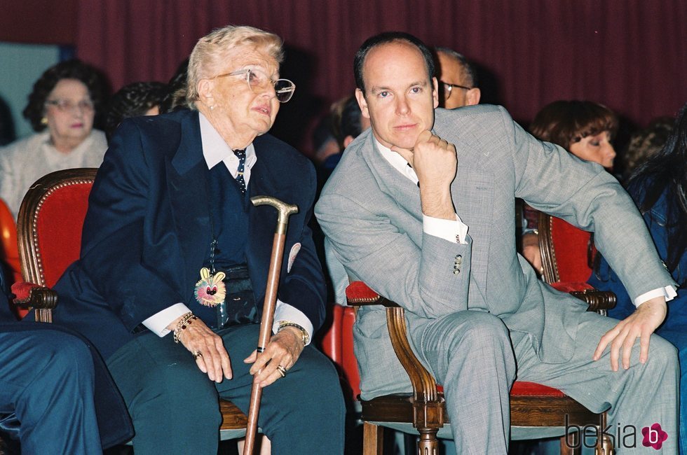 Alberto II de Mónaco y la Princesa Antoinette durante una exhibición canina en Montecarlo