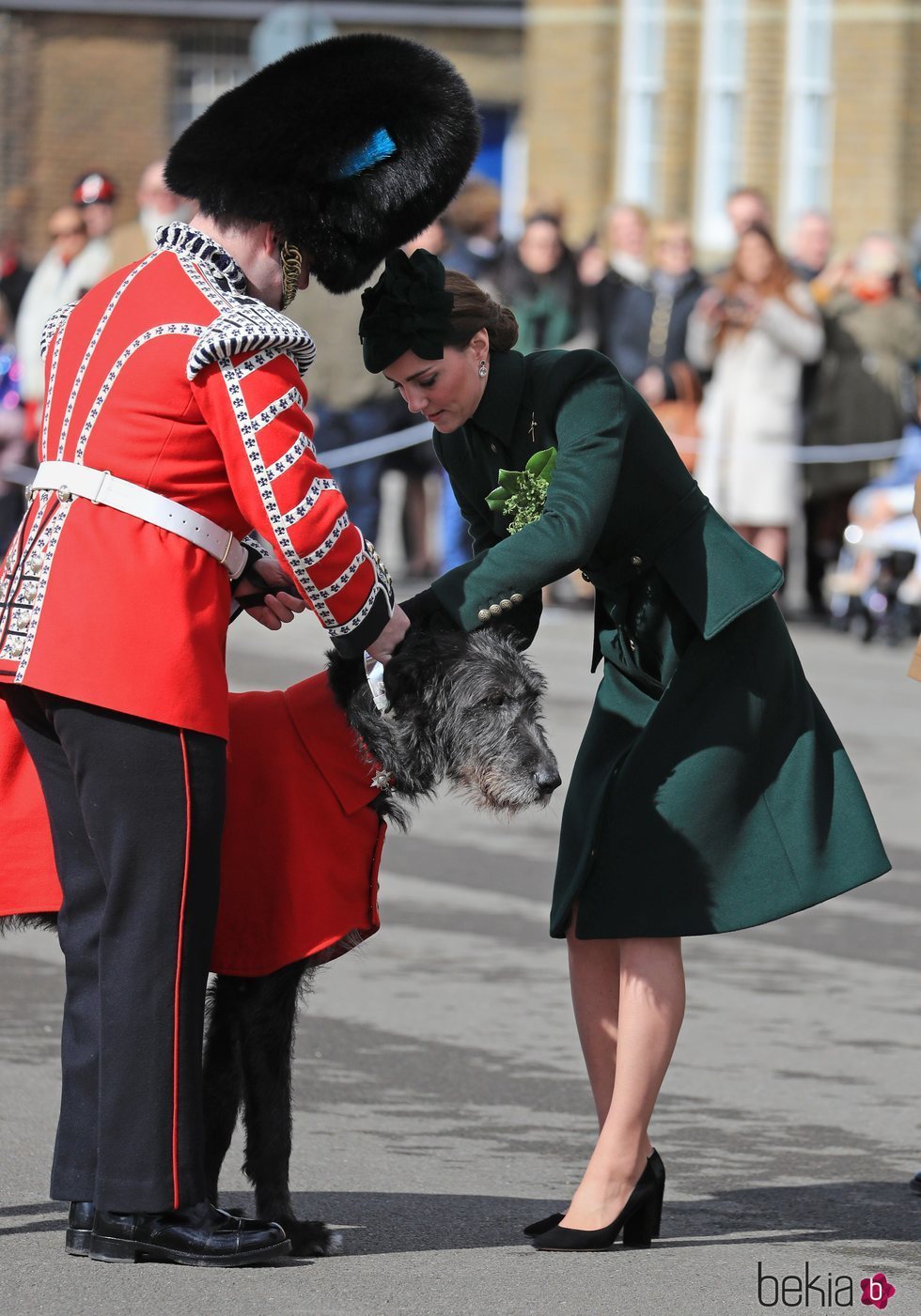 Kate Middleton pone el trébol a la mascota de la Guardia irlandesa