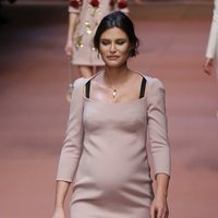 Bianca Balti desfilando embarazada para Dolce&Gabanna en 2015